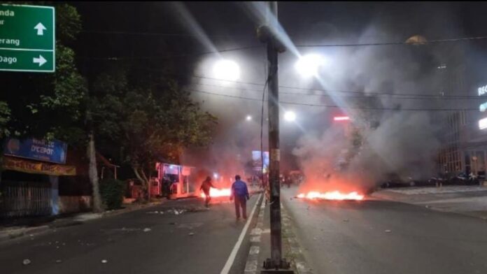 Buntut Sengketa Lahan, Warga Dago Elos Bandung Blokade Jalan