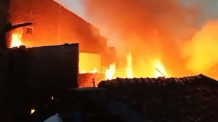 kebakaran di pemukiman padat penduduk di Garut
