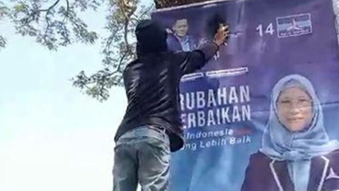 Baliho Anies Baswedan Dicopot dan Dicoret Kader Demokrat Indramayu