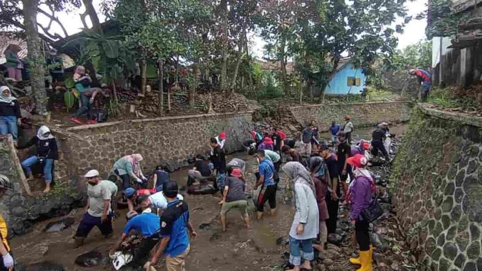 Bersih-bersih Sampah di Sungai Cimamut