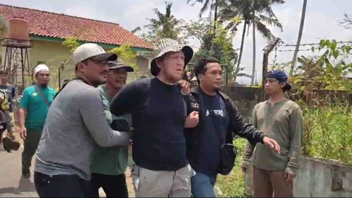 Bule Amerika di Kota Banjar