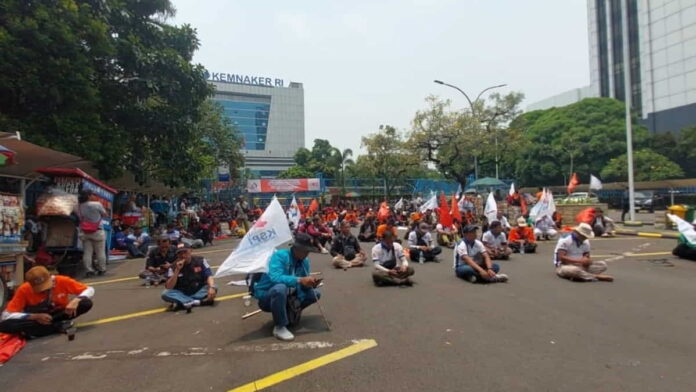Buruh Tuntut Upah Naik