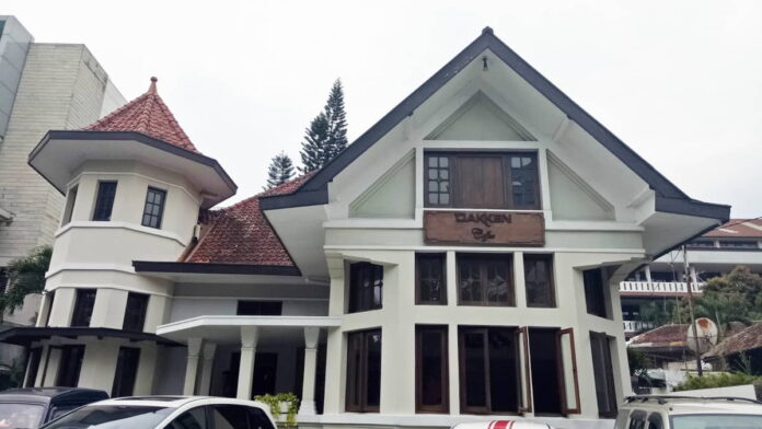 Cafe di Jalan Riau Bandung