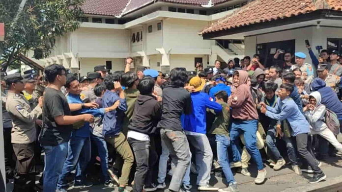 Demo Mahasiswa di Tasikmalaya dalam rangka Hari Tani Nasional
