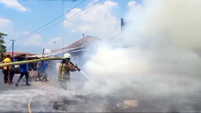 Gudang Produksi Kardus di Garut Terbakar Hebat