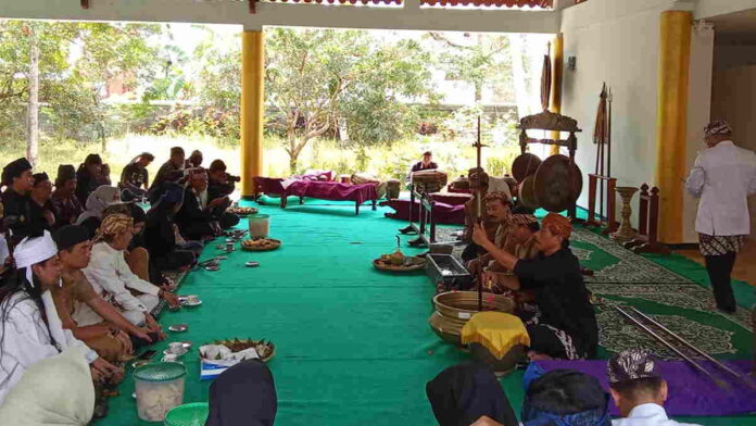 Khidmatnya Tradisi Jamasan di Ciamis, Sejumlah Pusaka Dibersihkan