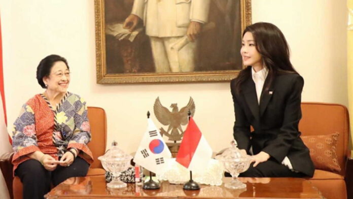 Megawati Tunjukkan Keindahan Istana Batu Tulis ke Kim Keon Hee