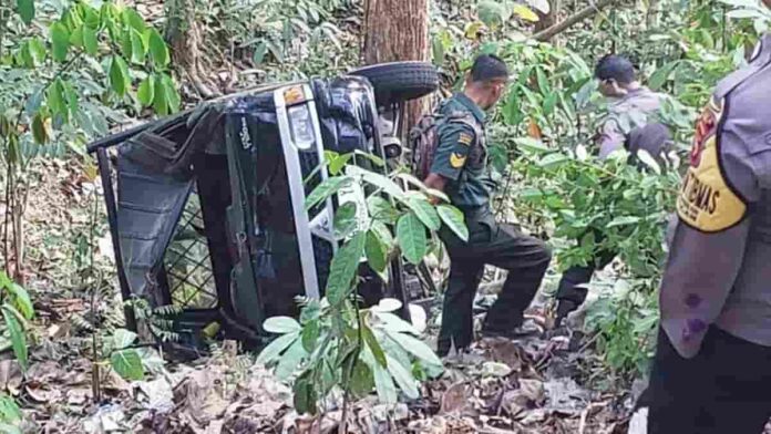 Mobil Pick Up Masuk Jurang
