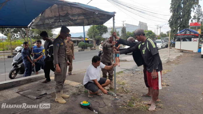 Petugas Gabungan Tertibkan Lapak PKL di Kota Banjar