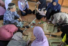 Puluhan KPM PKH di Desa Margajaya Ciamis Dilatih Membuat Kerajinan Bambu
