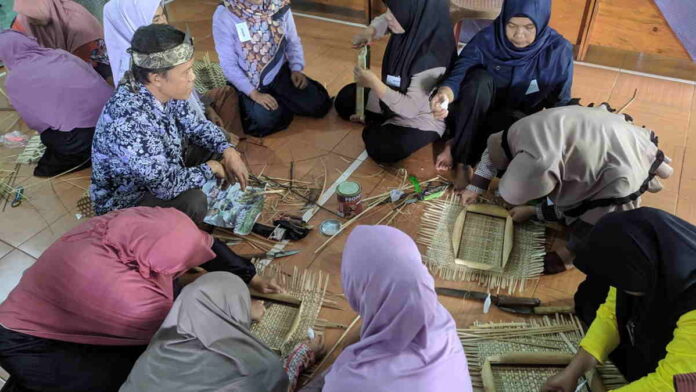 Puluhan KPM PKH di Desa Margajaya Ciamis Dilatih Membuat Kerajinan Bambu