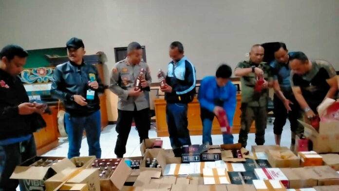 Ribuan Botol Miras Ditemukan petugas di Garut