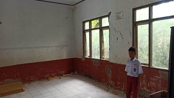 Ruang Kelas 1 SDN 1 Pasawahan Ciamis yang rusak parah