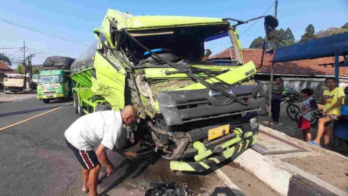 Truk Colt Diesel