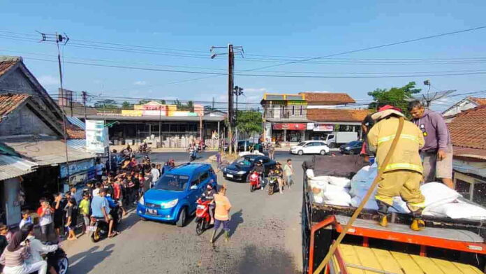 Truk Pengangkut Serbuk Gergaji