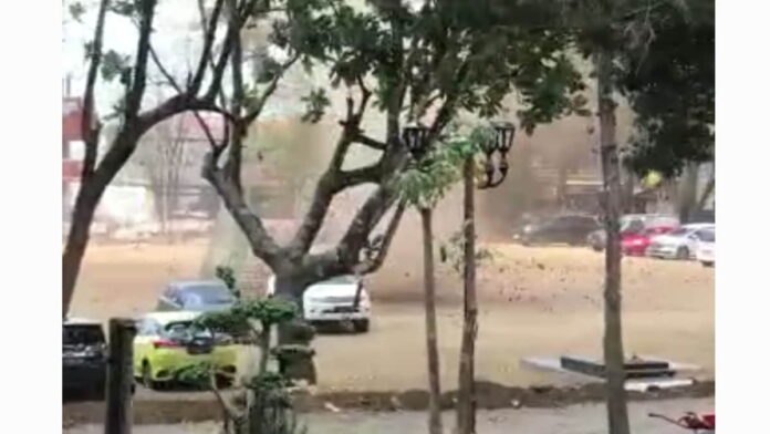 Viral Angin Puting Beliung di Halaman Unsil Tasikmalaya