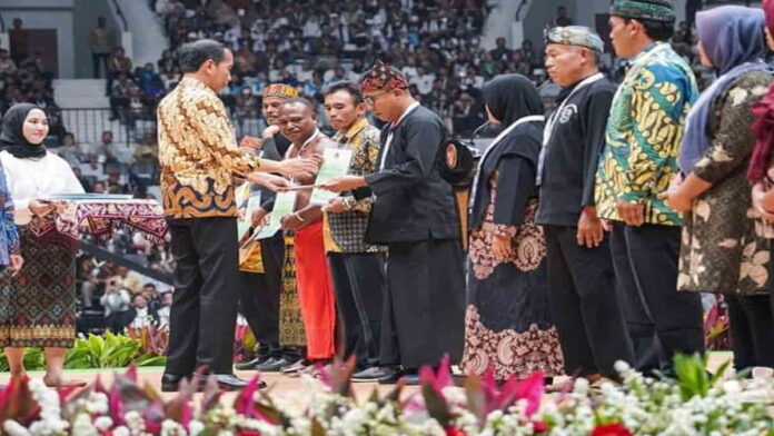 Warga Langkaplacar Pangandaran terima SK KHDPK dari Presiden Jokowi