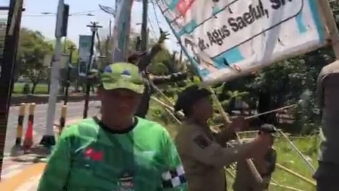 alat peraga kampanye