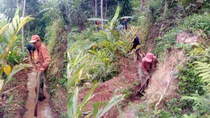 Antisipasi Musim Hujan, Masyarakat Desa Pangkalan Pangandaran Benahi Saluran Air