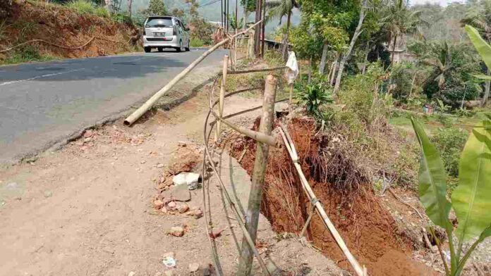 Bahu Jalan Provinsi di Panjalu Ciamis Longsor