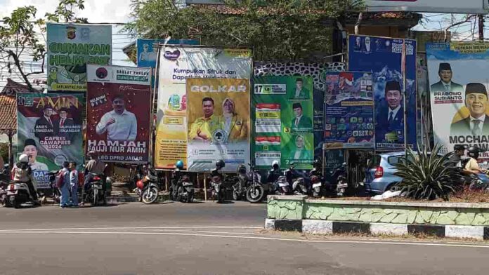 Baliho Caleg dan Bakal Capres