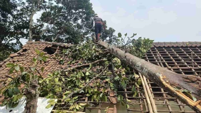 rumah rusak akibat angin puting beliung