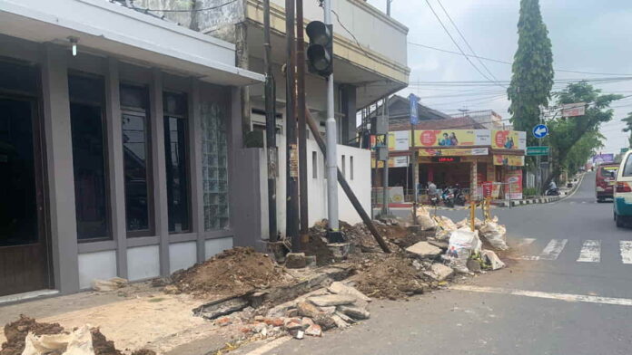 Bekas Galian Pipa PDAM Ciamis yang tak kunjung diperbaiki