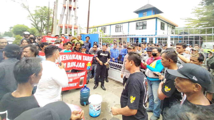 Demo Penolakan Kenaikan Tarif PDAM Tirta Anom Kota Banjar