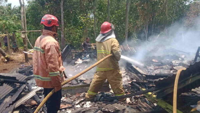 Diduga Percikan Api Sambar Bensin, Warung Milik Warga Bantarsari Ciamis Terbakar