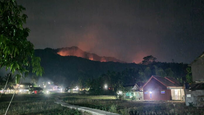 Dua Gunung di Garut Terbakar Hebat