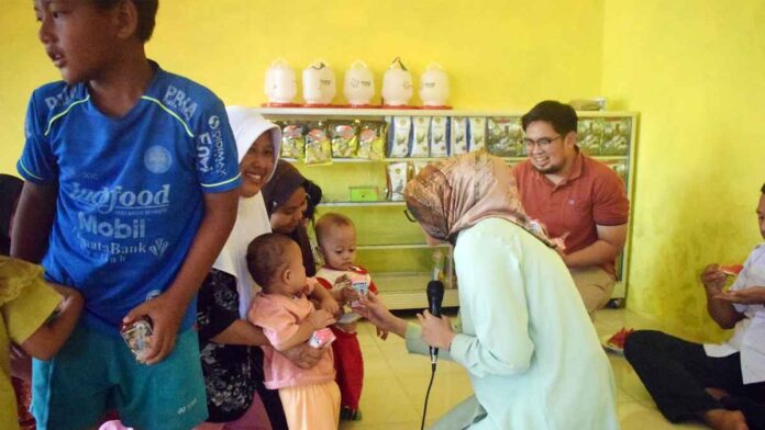 Jurus Rina Saadah Cegah Stunting, Caleg DPR RI Ini Bagikan Susu kepada Anak-anak di Ciamis