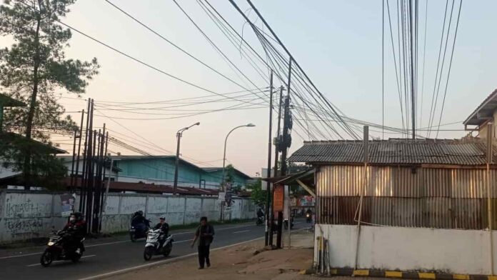 kabel listrik dan kabel udara telekomunikasi