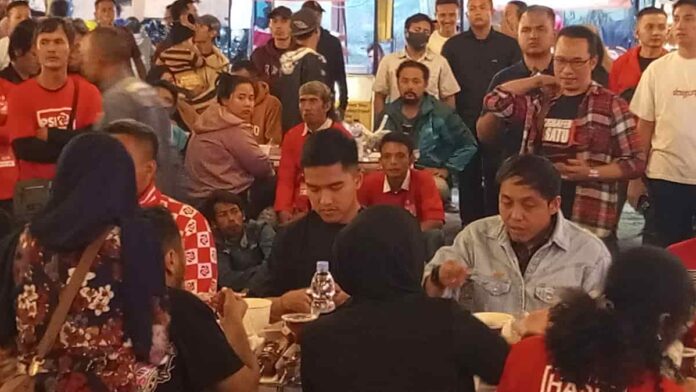 Kaesang Pangarep Kulineran di Taman