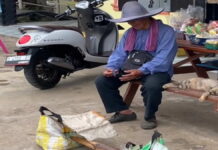Kakek Penjual Gula Keliling di Tasikmalaya