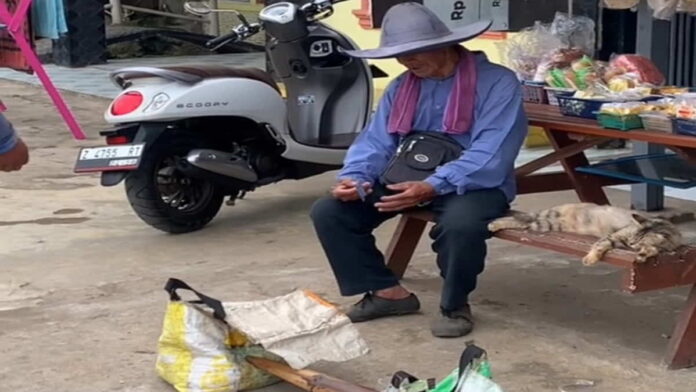 Kakek Penjual Gula Keliling di Tasikmalaya