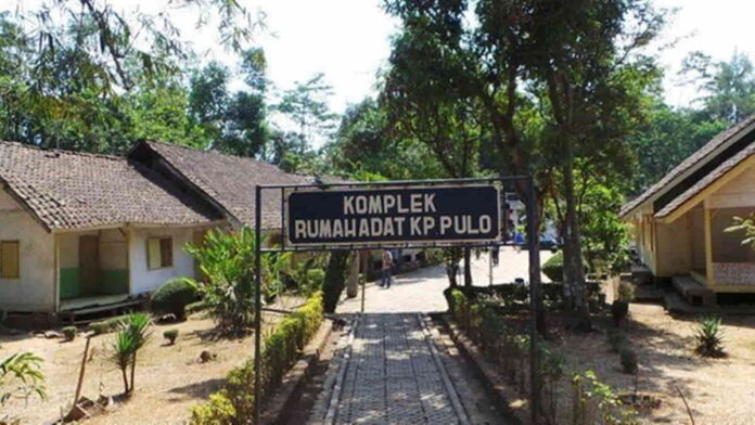 Komplek Rumah Adat Kampung Pulo Garut