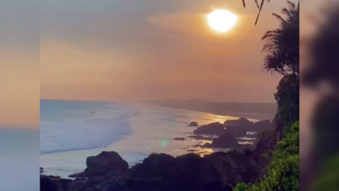 Menikmati Keindahan Pantai Karang Tawulan Tasikmalaya