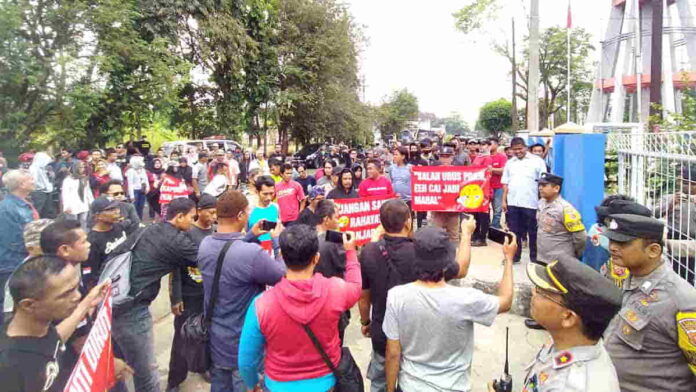Minta Tarif PDAM Turun