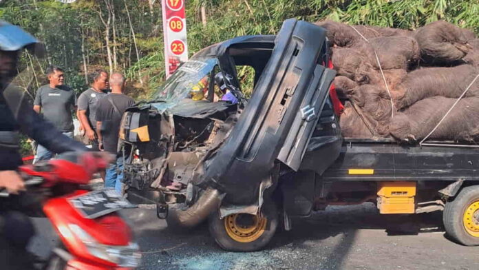 Mobil Bak Bermuatan Ijuk di Cipaku Ciamis tabrakan dengan elf