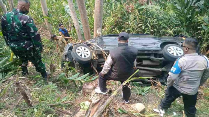 Mobil Avanza Masuk Jurang
