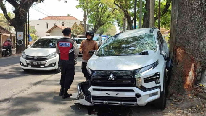 Mobil Tabrak Pohon di Tasikmalaya