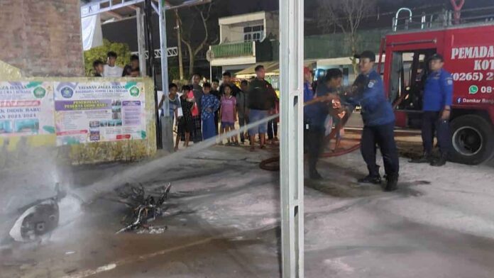 Sepeda Motor Tiba-tiba Terbakar