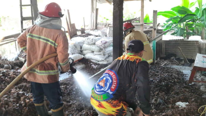 Pabrik pengolahan sabut kelapa di Banjarsari Ciamis terbakar