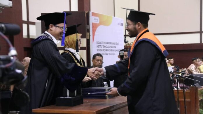 pelantikan wisudawan Itenas Bandung