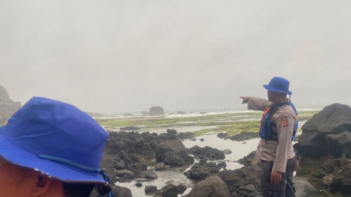 Pencari Rumput Laut Hilang di Garut