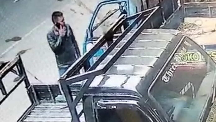 Rekaman CCTV Pencurian di Depan Toko Bangunan di Tasikmalaya