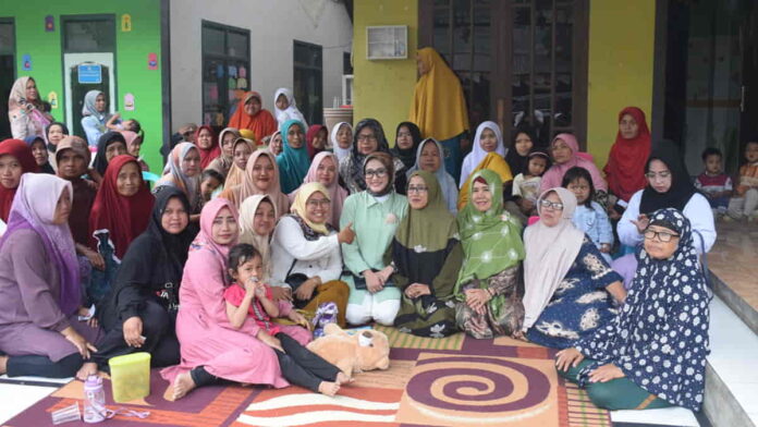 Rina Saadah disambut emak-emak di Banjaranyar Ciamis