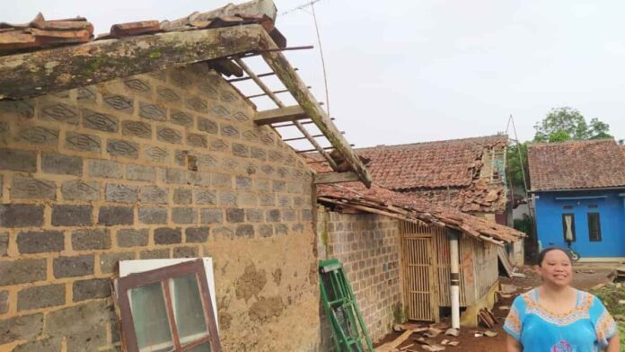 Rumah rusak akibat angin kencang di Sukabumi