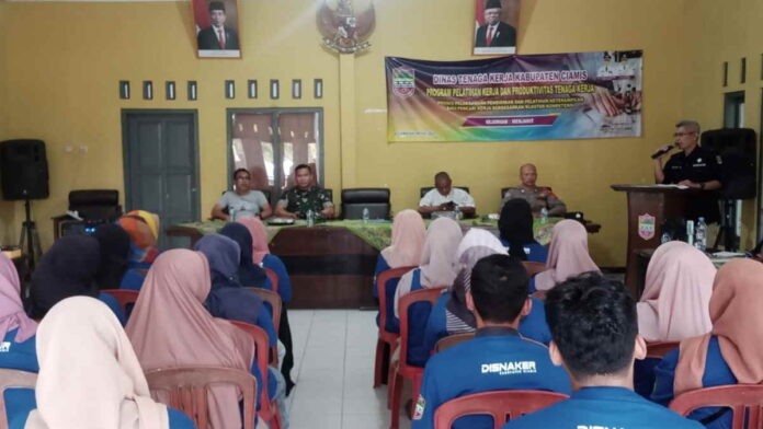 Serap Tenaga Kerja dan Bentuk Wirausaha Baru, Disnaker Ciamis Gelar Pelatihan Menjahit di Jatinagara