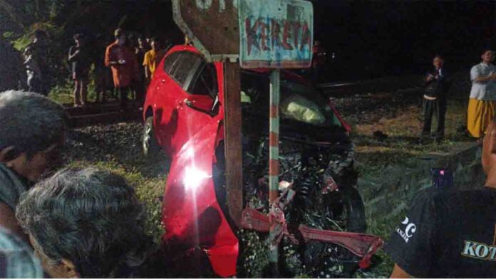 Tertabrak Kereta Api